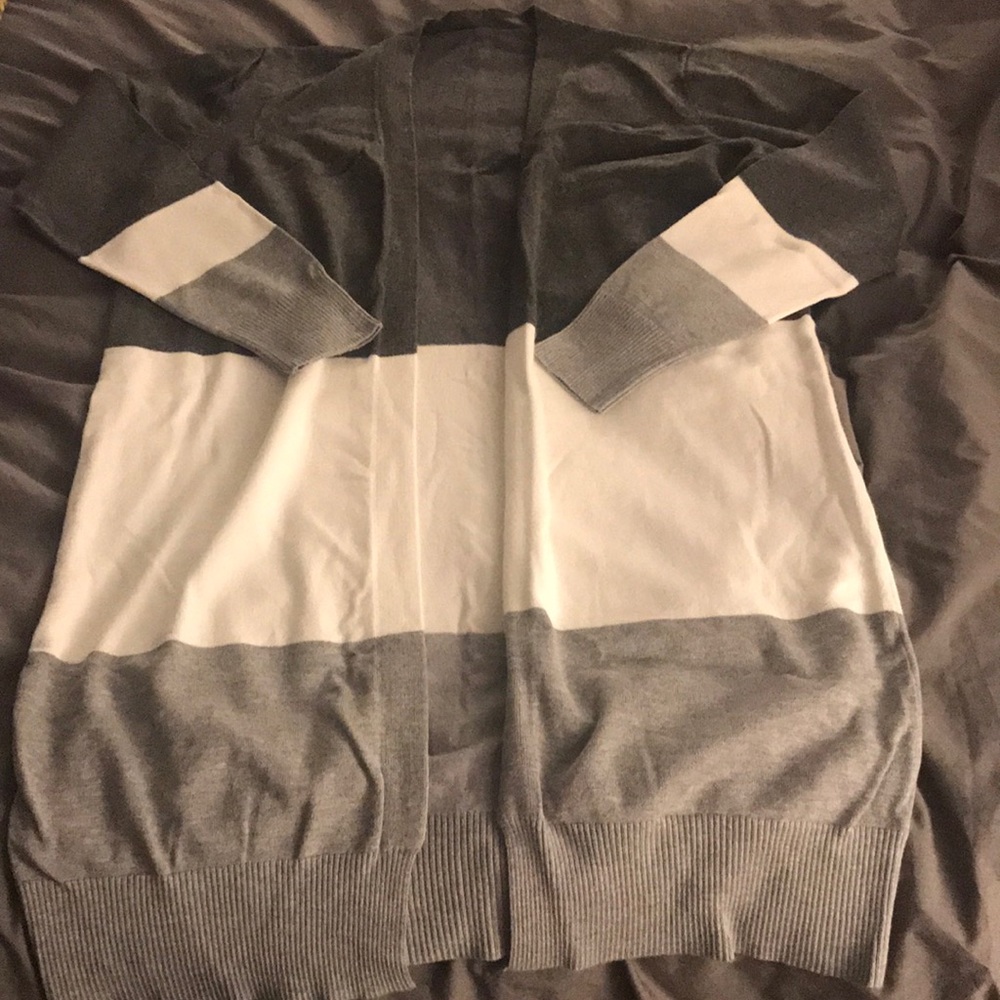 ⭐️Amazon Color-block Grey And White Sweater Size L